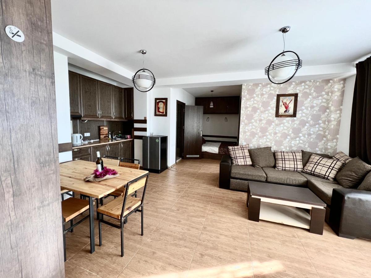 Mountain Cricket Chalets And Apartments กูเดาริ ภายนอก รูปภาพ