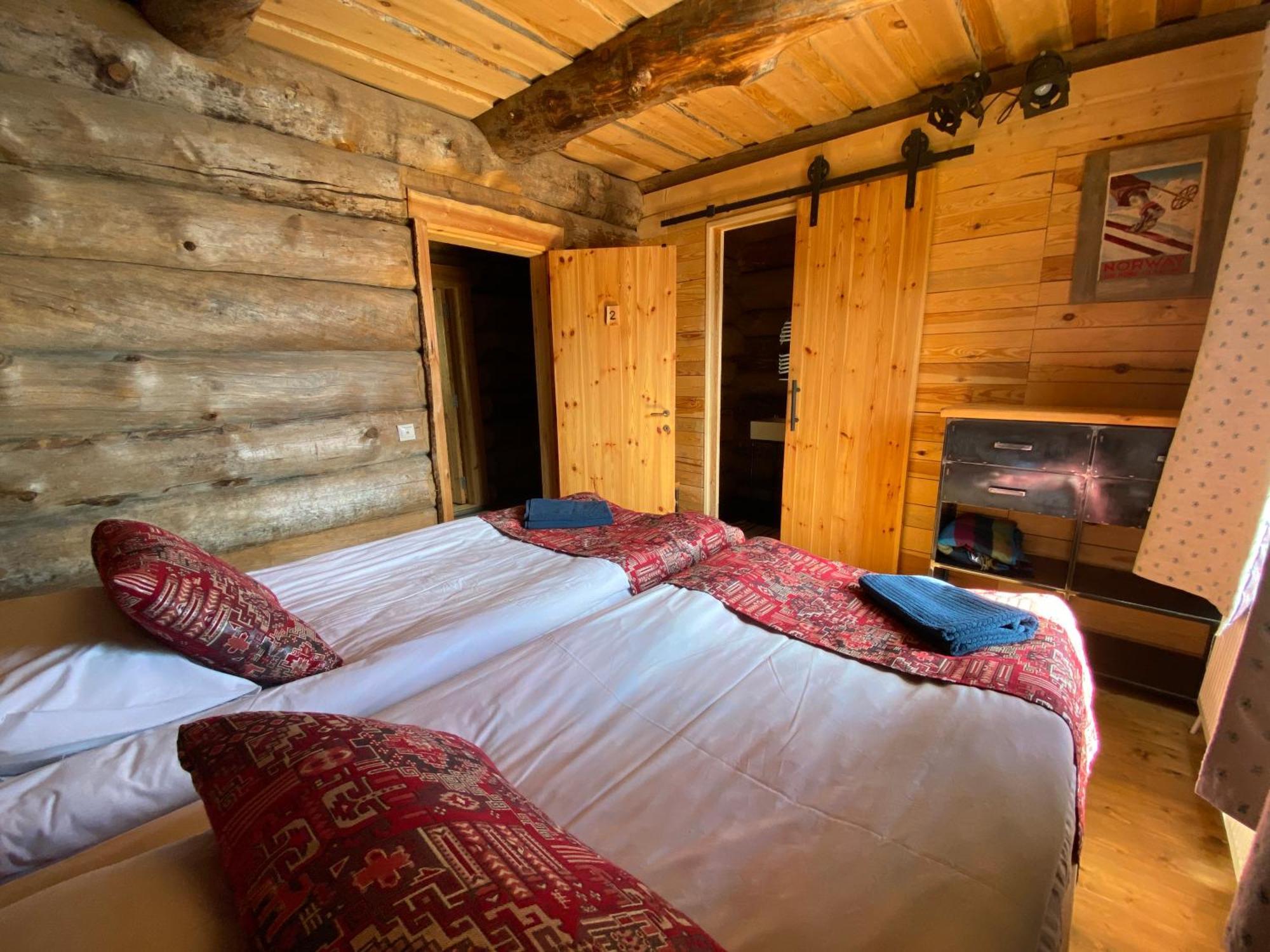 Mountain Cricket Chalets And Apartments กูเดาริ ภายนอก รูปภาพ